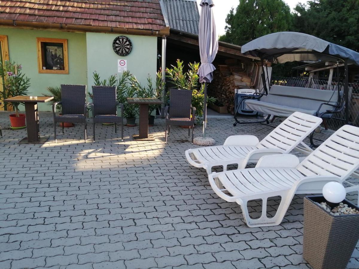 Attila Vendeghaz Tapioszentmarton酒店 外观 照片